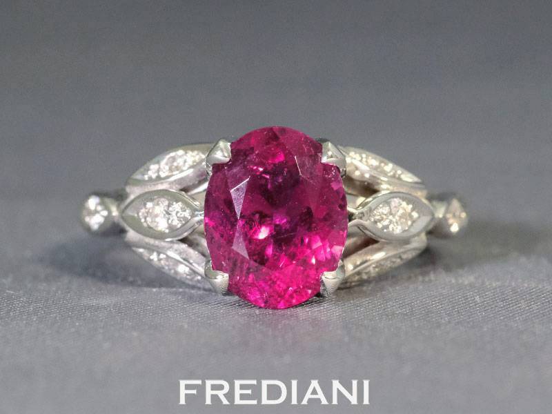 Bague en or blanc 750/000 sertie d'une très belle tourmaline rouge ovale et 8 diamants naturels FVS.