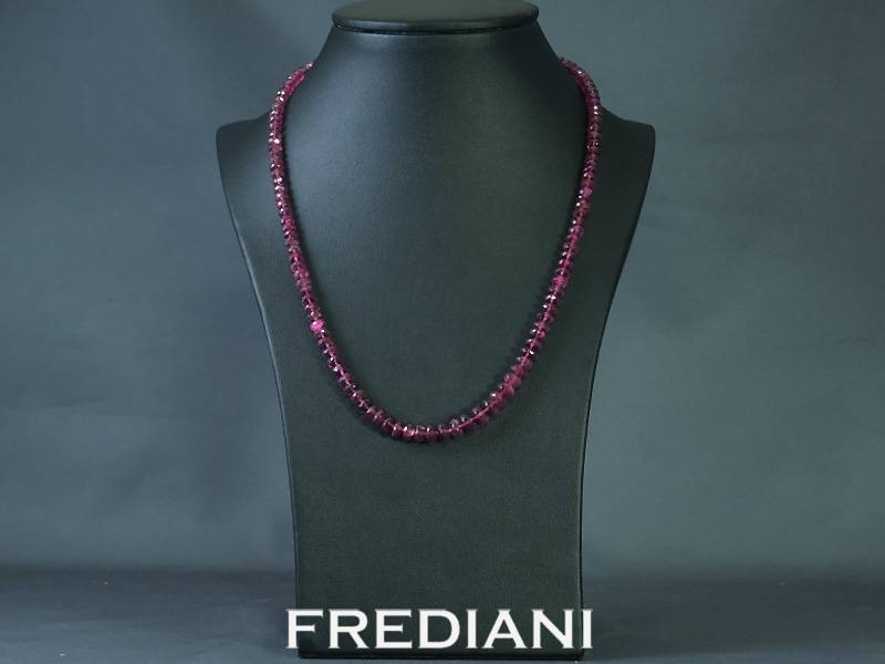 Collier réalisé avec des boules facettées de tourmaline rouge et accompagné d'un fermoir en or blanc 750/000.