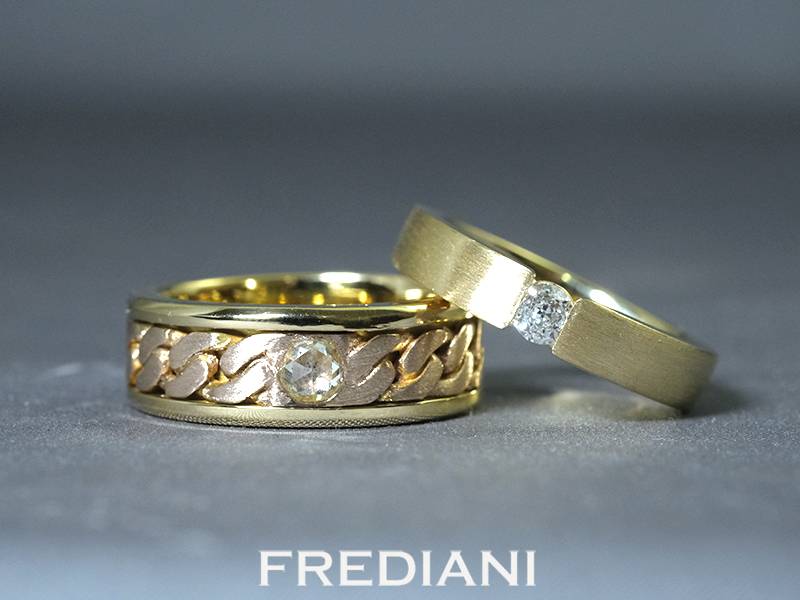 Alliances en or jaune satiné 750/000 serties de diamants