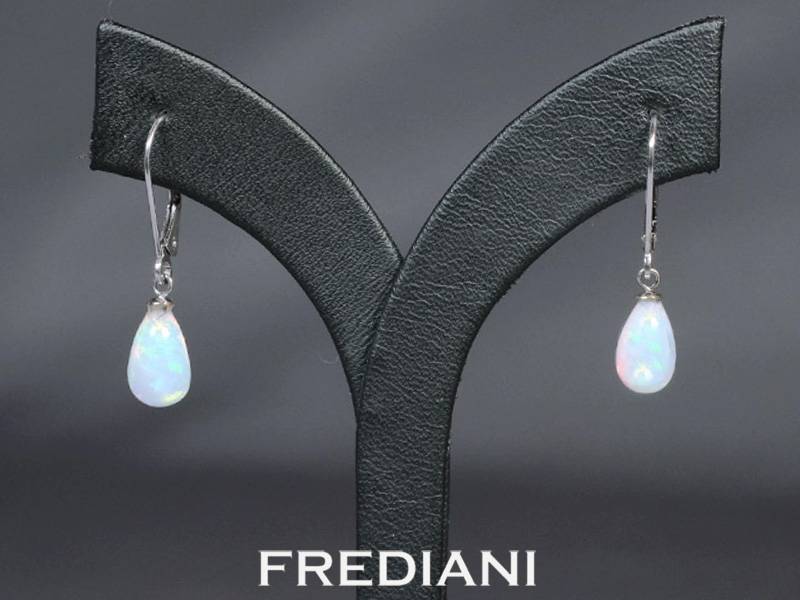 Boucles d'oreilles en or blanc 750/000 serties avec deux pampilles en opale