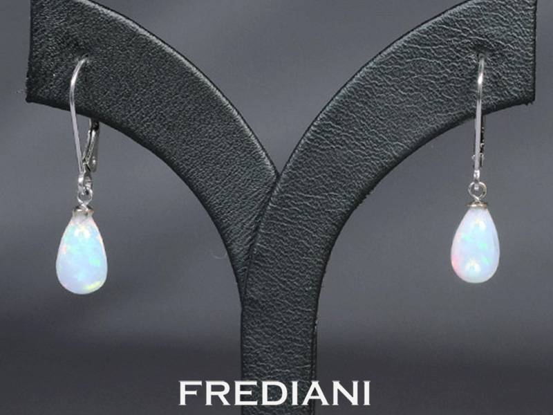 Boucles d'oreilles en or blanc 750/000 serties avec deux pampilles en opale