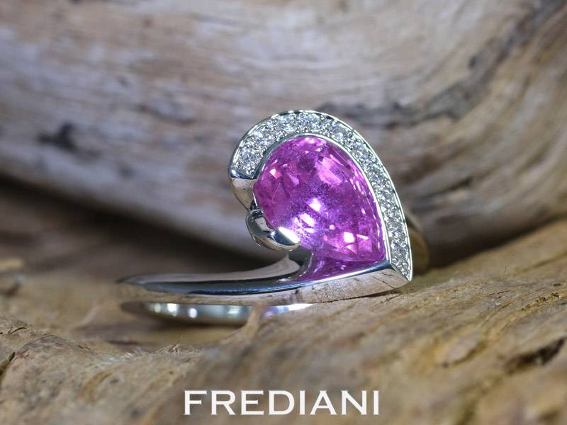 Bague en or blanc 750/000, sertie d'un saphir rose poire naturel certifié et 10 diamants naturels
