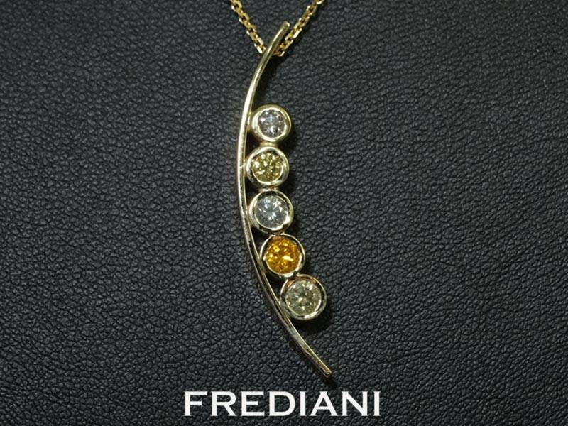 Pendentif en or jaune 750/000 serti de 5 diamants de couleur naturels