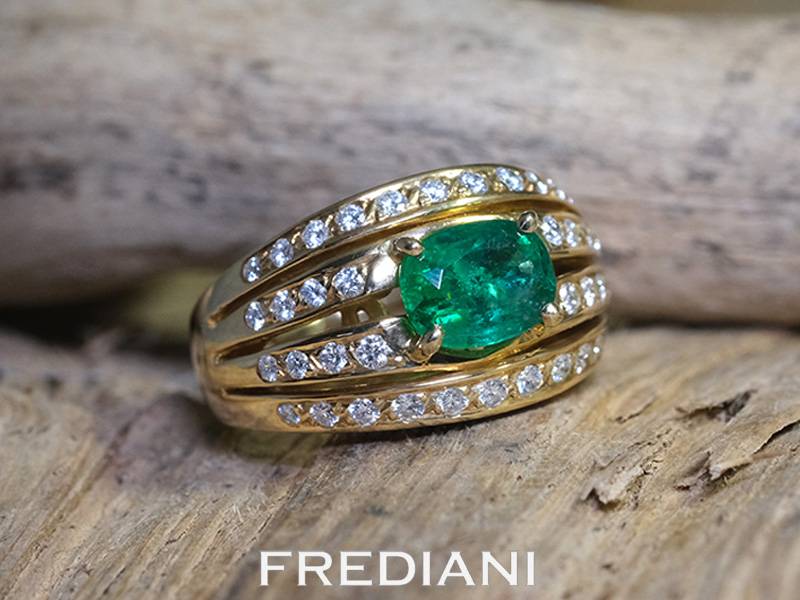 Bague en or jaune emeraude et diamants