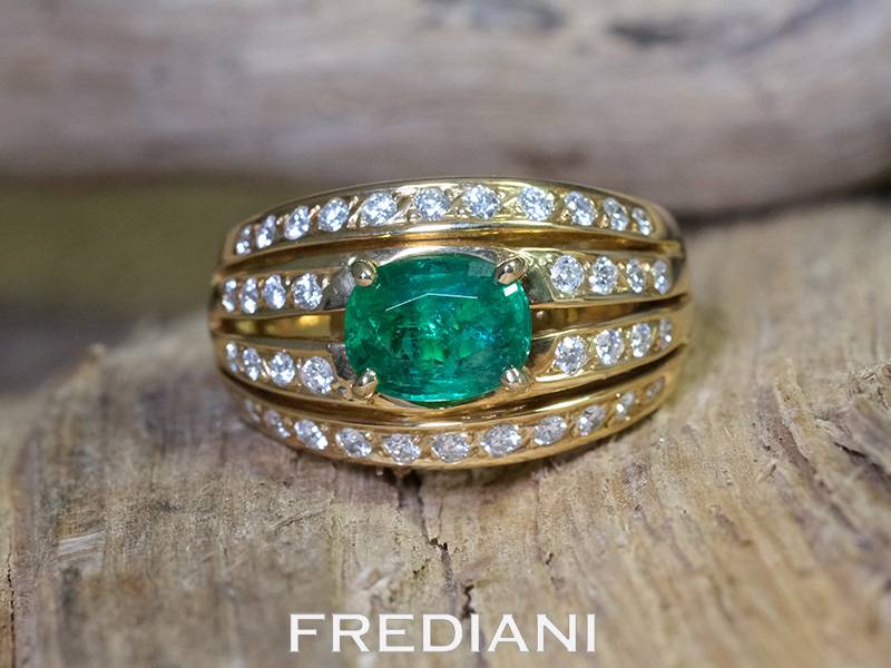 Bague en or jaune emeraude et diamants