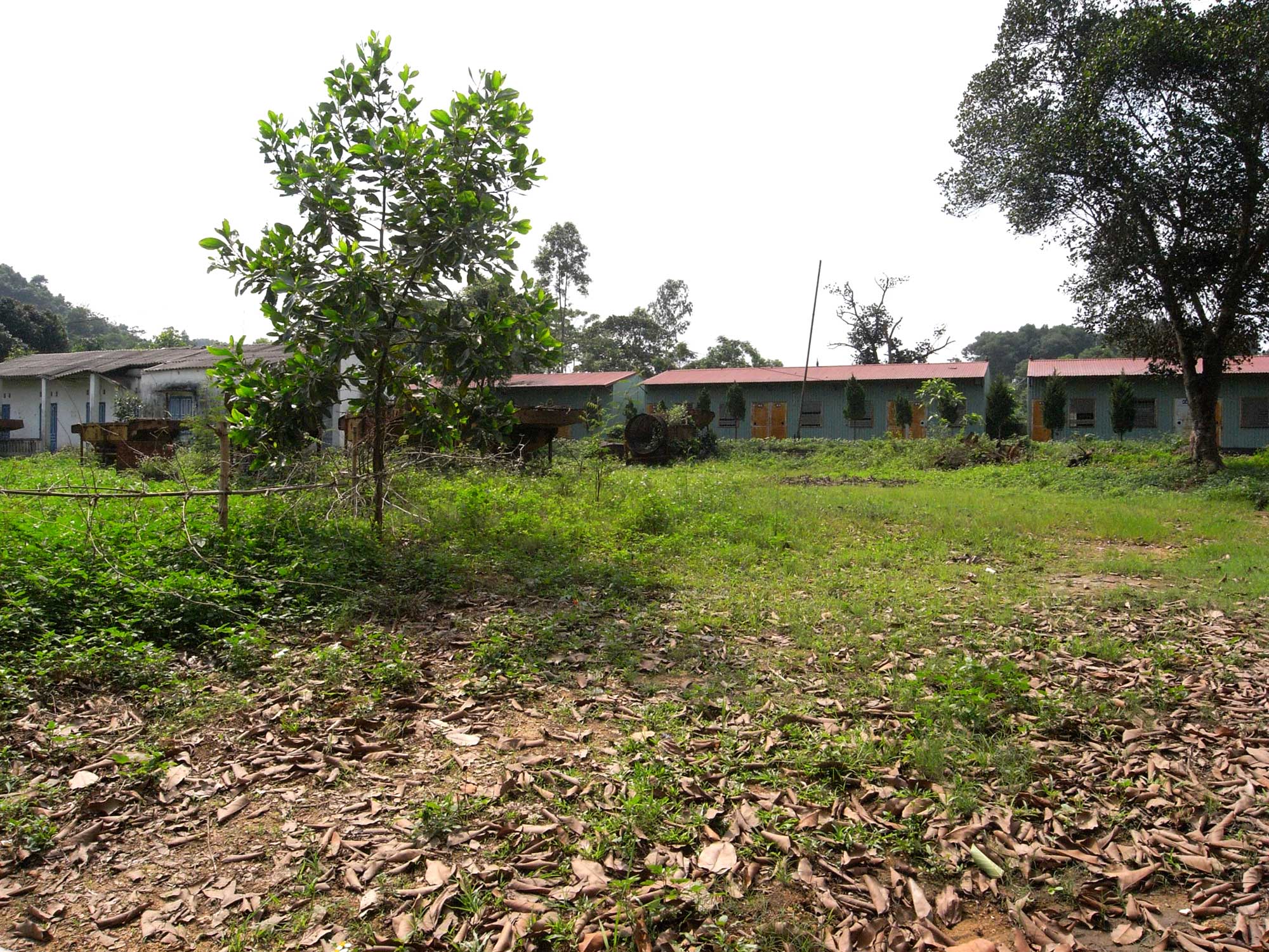 Les installations de la mine abandonnée, avec en face les logements des mineurs.