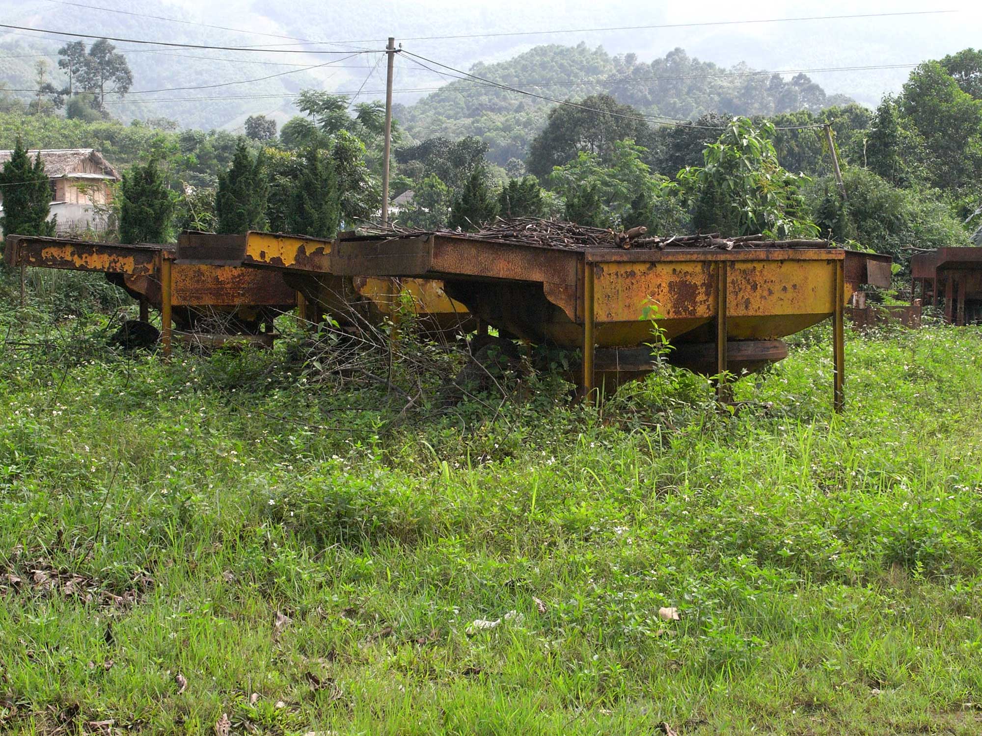 Vous verrez cet appareil en service, sur le diaporama consacré à la mine de spinelles : Yadanor Shin.
