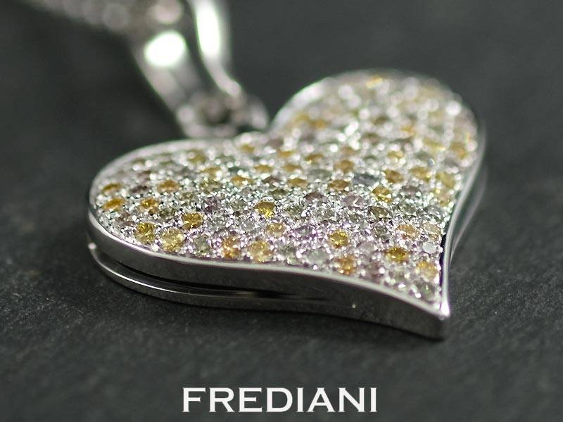 Pendentif en or blanc serti de 114 diamants naturels