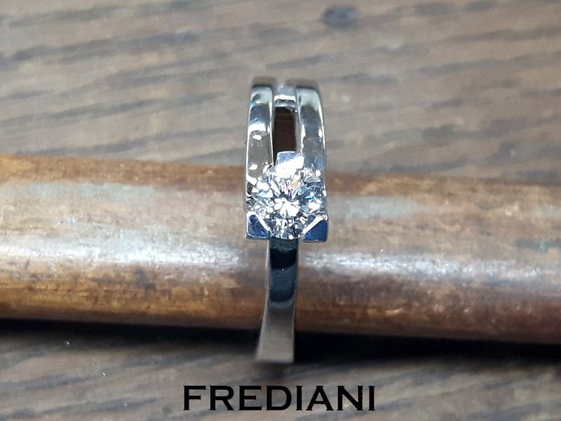 Solitaire en diamant en or blanc palladié