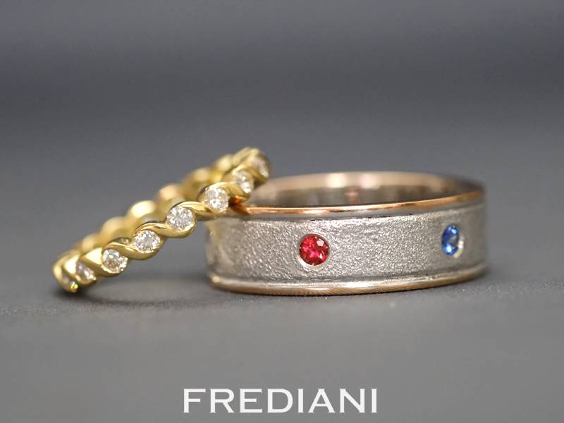 Paire d'Alliances en or jaune, rose et blanc 750/000 serties de diamants et de pierres précieuses naturelles.