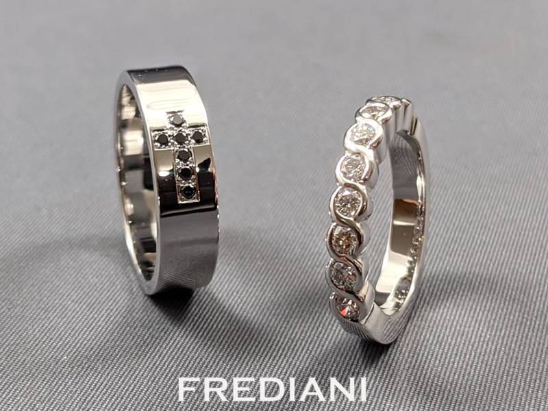 Paire d'Alliances en or blanc 750/000 serties de diamants blanc et noirs