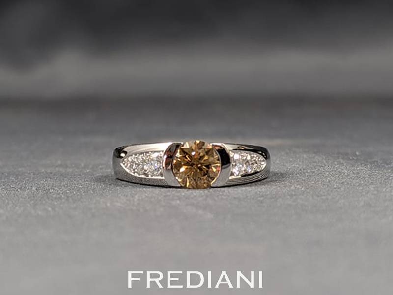 Alliances en or blanc 750/000 serties d'un diamant brun et d'un grenat démantoïde vert naturel.