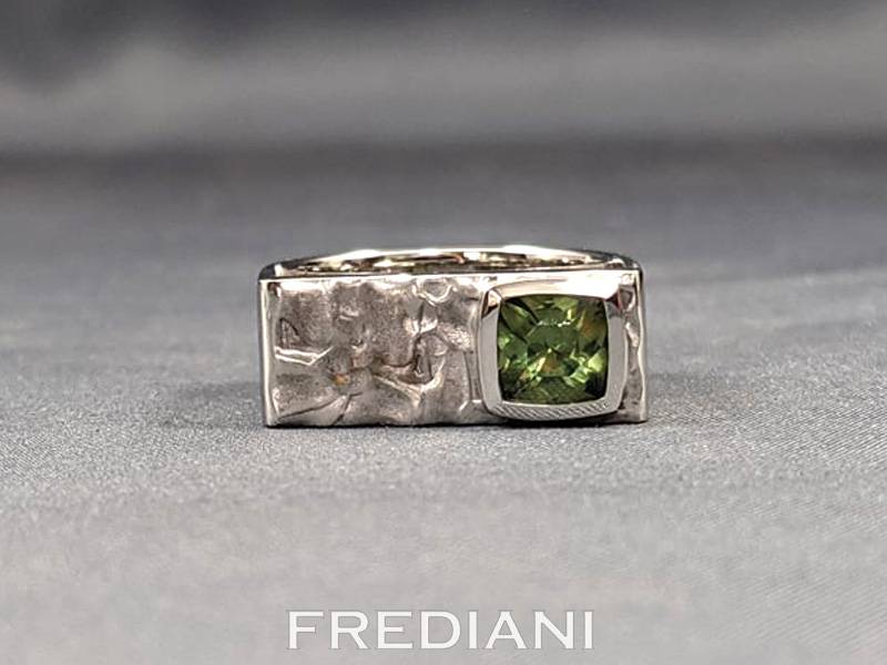 Alliances en or blanc 750/000 serties d'un diamant brun et d'un grenat démantoïde vert naturel.