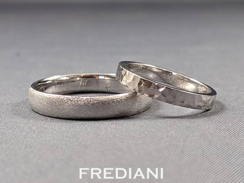 Paire d'Alliances en or blanc 750/000 martelé et brossé.