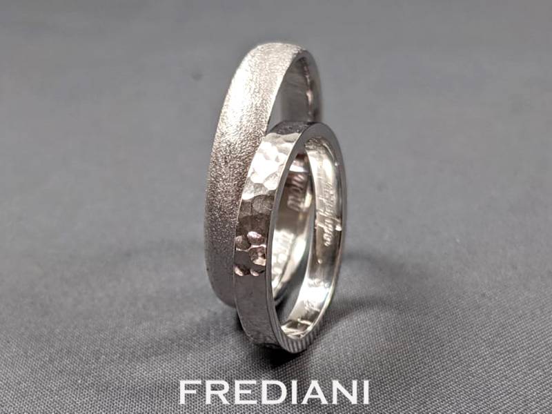 Paire d'Alliances en or blanc 750/000 martelé et brossé.