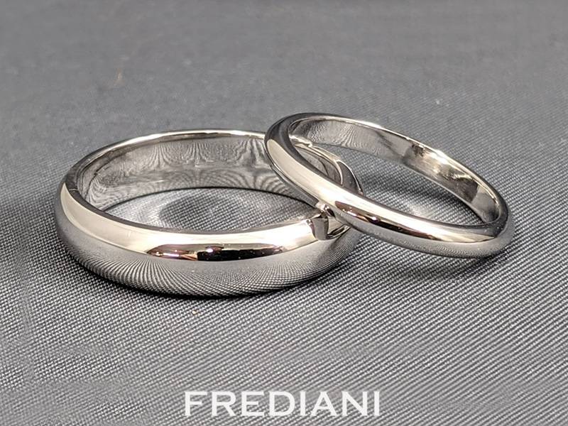 Paire d'Alliances en or blanc 750/000 forme demi jonc.