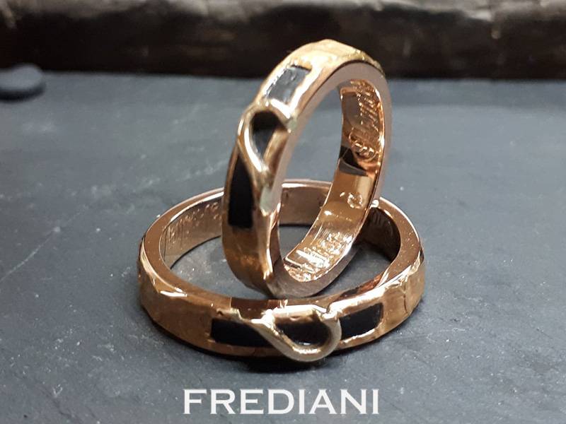 Paire d'Alliances en or rouge 750/000 et ébène