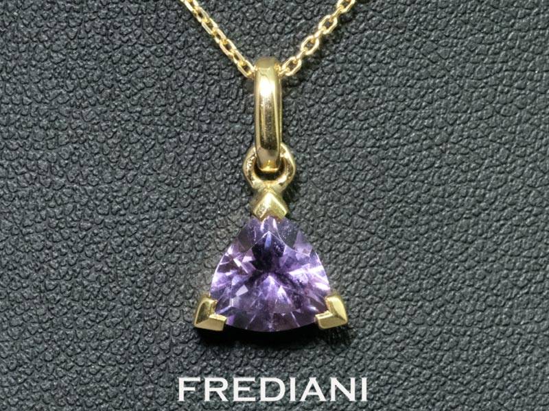 Pendentif en or jaune750/000 serti d'une améthyste de forme troïdia.