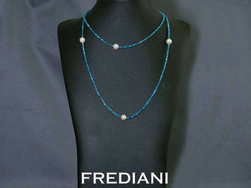 Sautoir en cubes d'apatites bleues, perles de culture et fermoir en or blanc