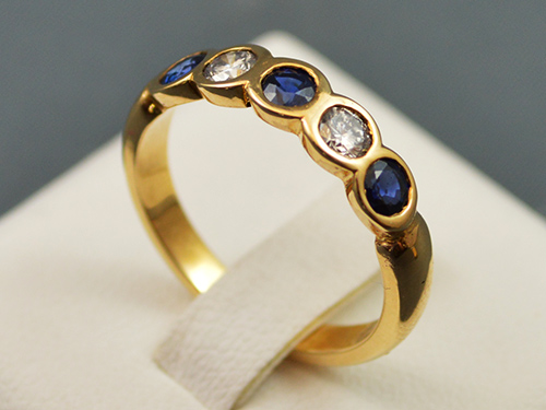 bague en or jaune saphirs et diamants