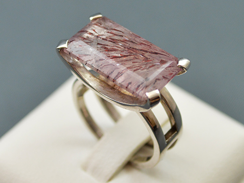 Bague en argent sertie d'un quartz à inclusions