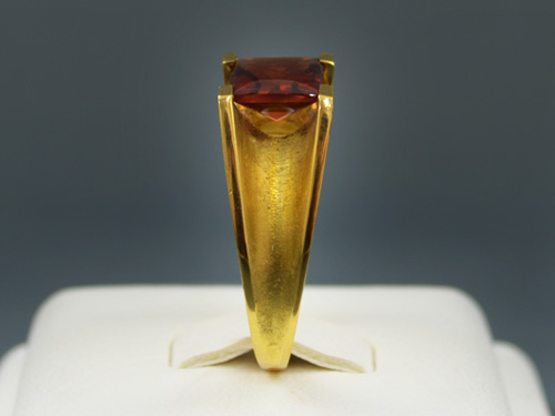 bague en or jaune et grenat naturel