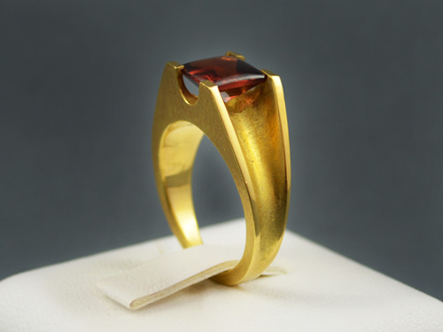 bague en or jaune et grenat naturel