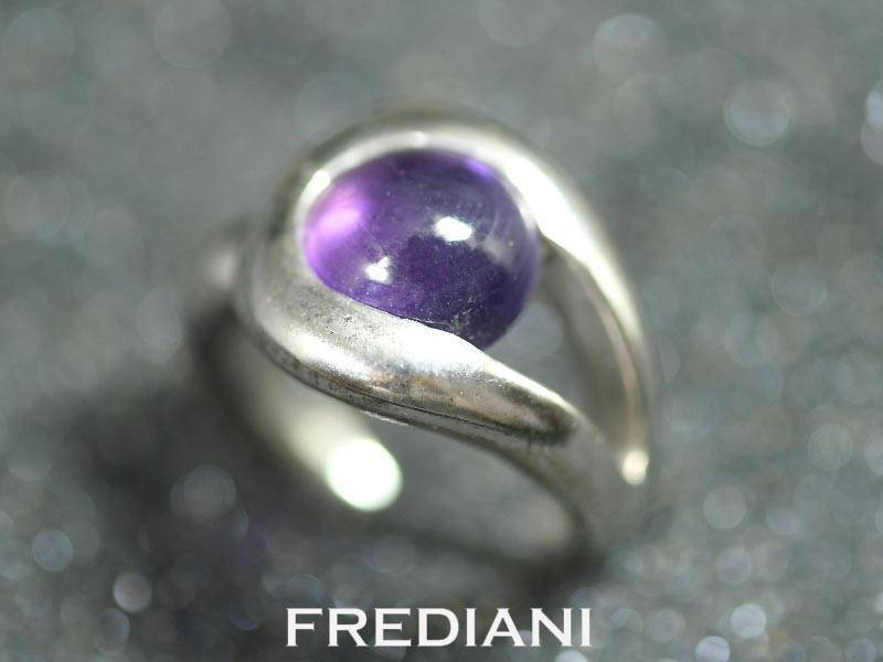 Bague en argent sertie d'une améthyste cabochon