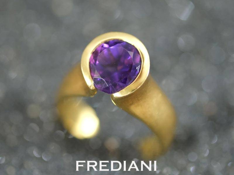 Bague en or jaune et améthyste naturelle