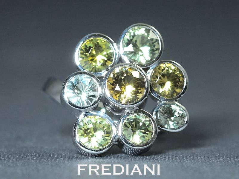 Bague en or blanc 750/000 sertie de 8 chrysobéryls naturels