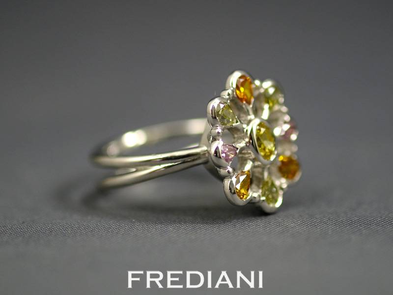 Bague en or blanc sertie de diamants de couleurs naturels