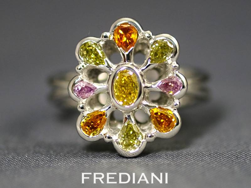 Bague en or blanc sertie de diamants de couleurs naturels