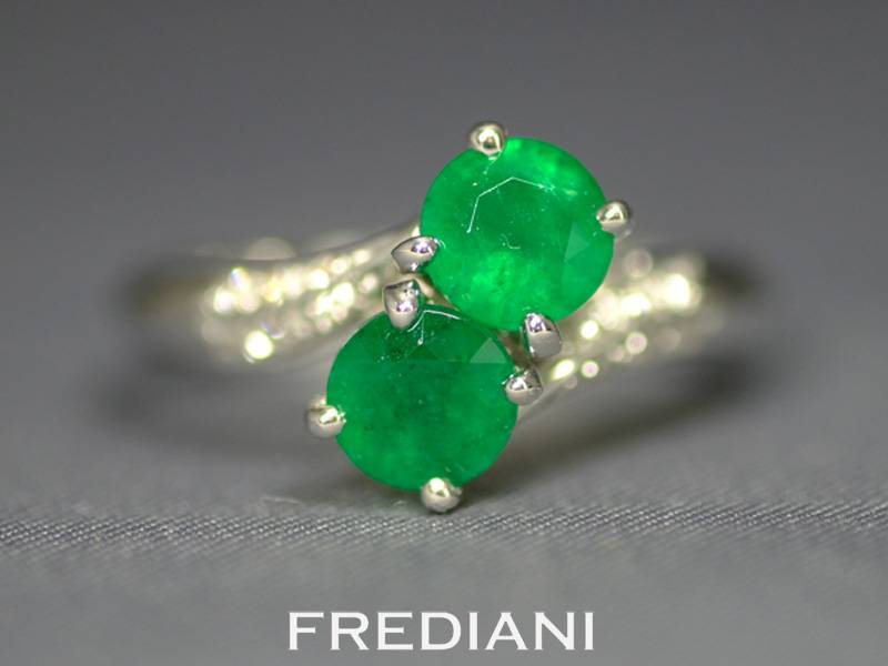 Bague en or blanc, émeraudes et diamants
