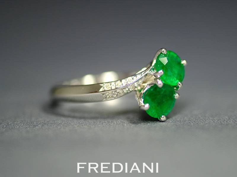 Bague en or blanc, émeraudes et diamants