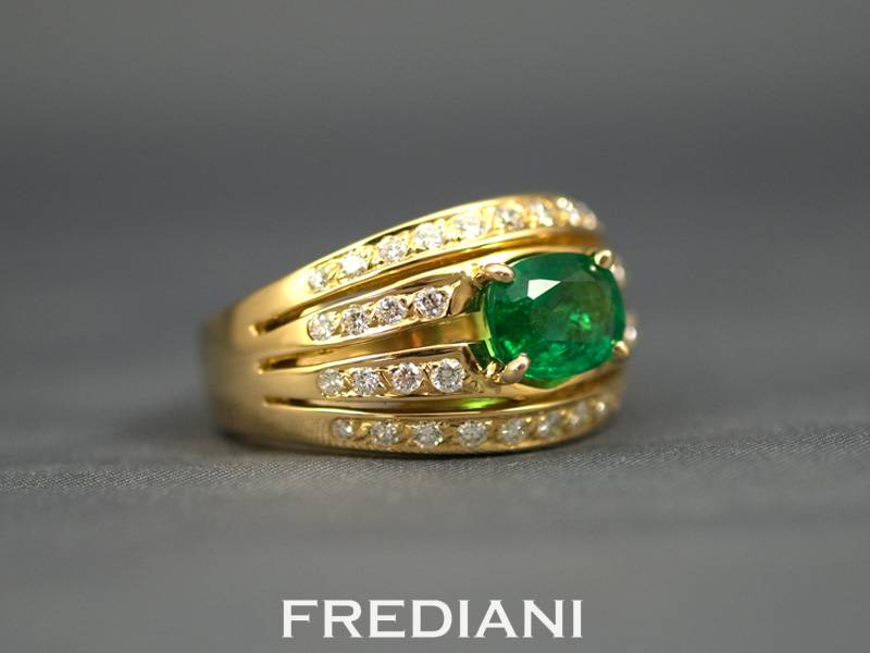 Bague en or jaune emeraude et diamants