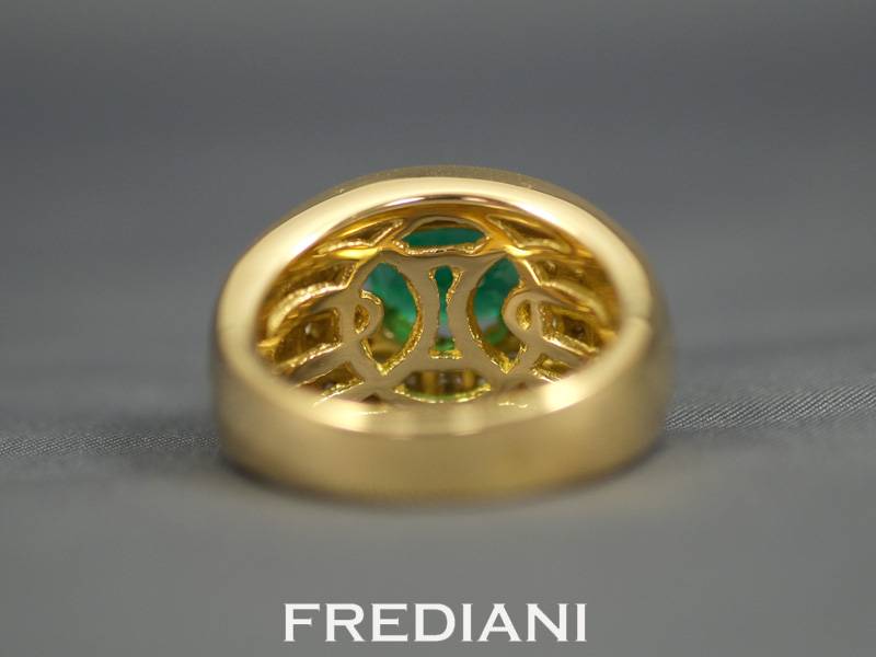 Bague en or jaune emeraude et diamants