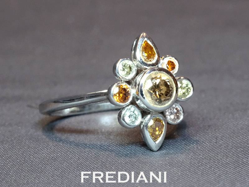 Bague en or blanc 750/000 sertie de 9 diamants naturels de couleurs