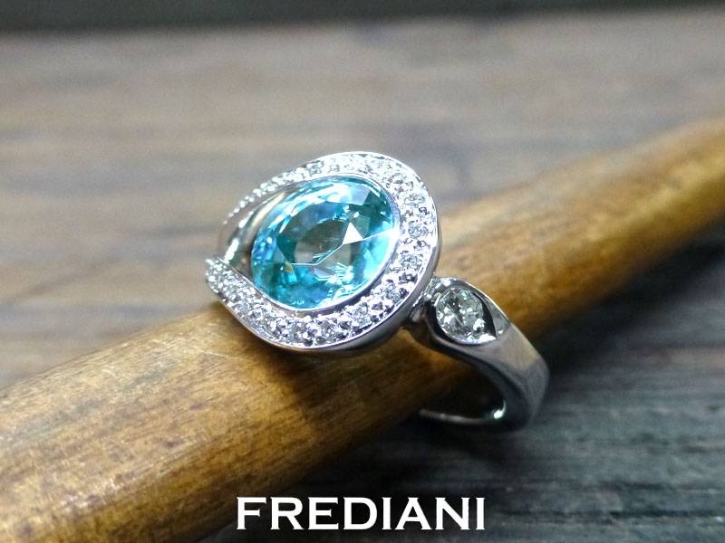 Bague or blanc, zircon bleu et diamants