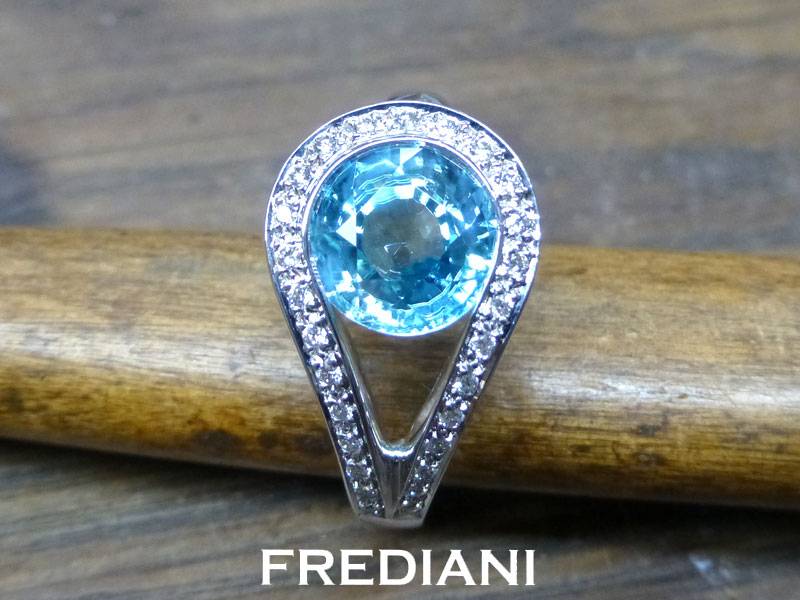 Bague or blanc, zircon bleu et diamants