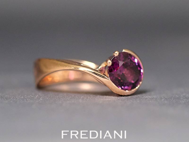 Bague en or rouge, grenat rhodolite naturel et 1 diamant