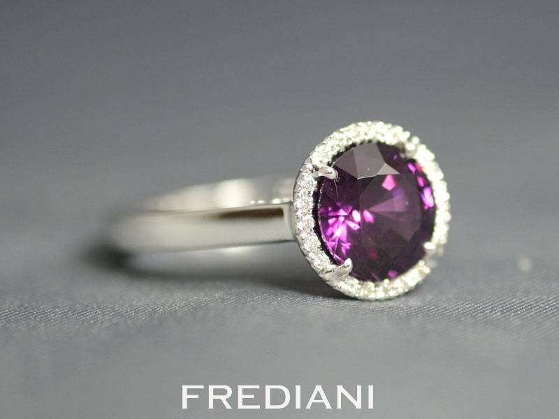 Bague en Or blanc palladié, Grenat Rhodolite et 20 Diamants
