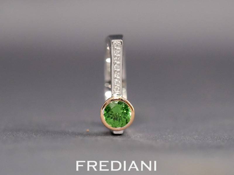 Bague en or blanc, grenat tsavorite et 7 diamants