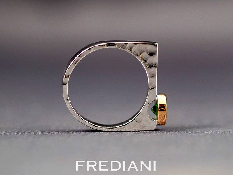 Bague en or blanc, grenat tsavorite et 7 diamants