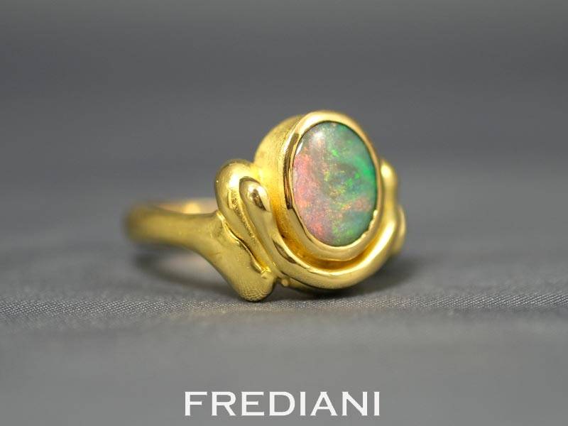 Bague en or jaune et opale d'australie