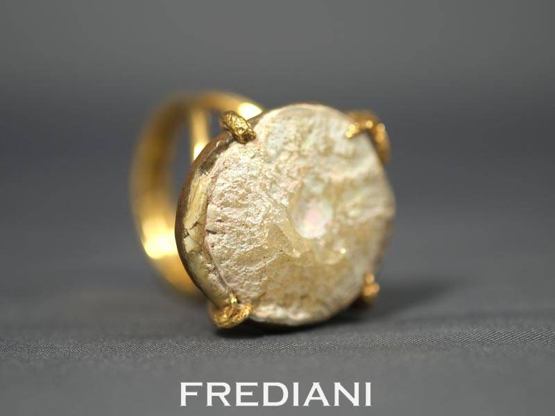 bague en or jaune et opale ethiopie naturelle