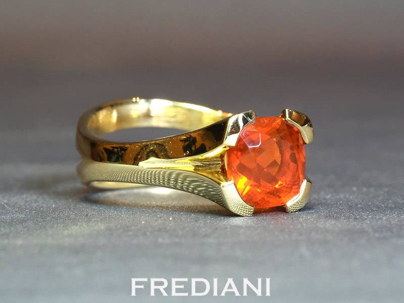 Bague en or jaune 750/000 sertie d'une opale de feu coussin naturelle