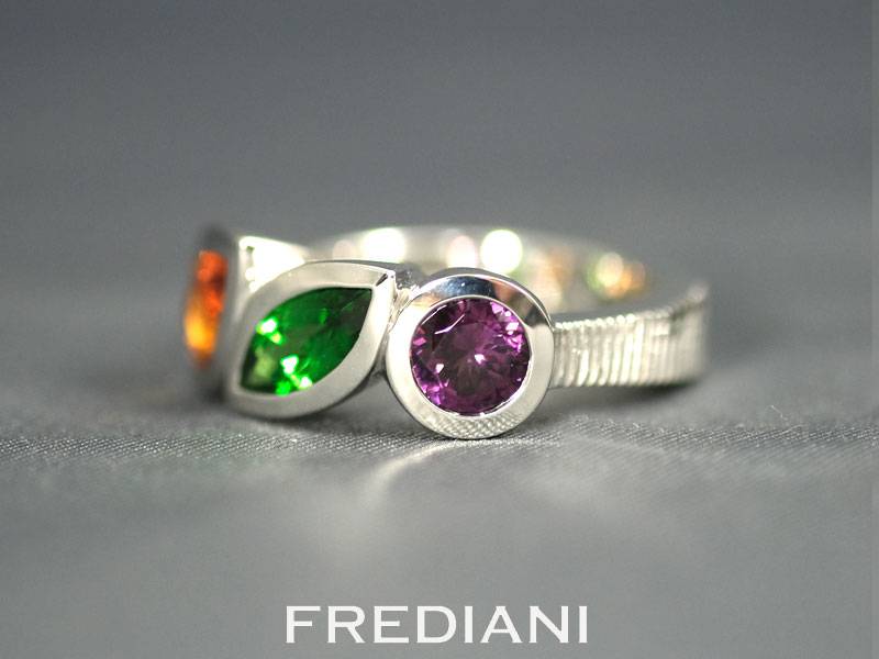 Bague en or blanc grenat tsavorite, grenat spessartite, grenat rhodolite