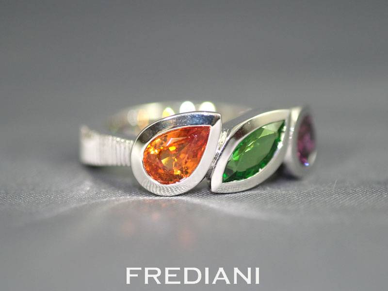 Bague en or blanc grenat tsavorite, grenat spessartite, grenat rhodolite