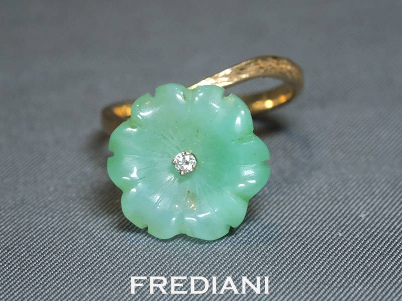 Bague en or jaune 750/000 sertie d'une fleur sculptée en Chrysoprase naturelle.