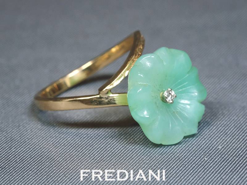 Bague en or jaune 750/000 sertie d'une fleur sculptée en Chrysoprase naturelle.